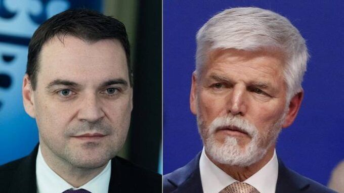 Macinka a Pavel dostali stejný dotaz. Šéf diplomacie dál kopal do Hradu, prezident mu v Ankaře nastavil zrcadlo